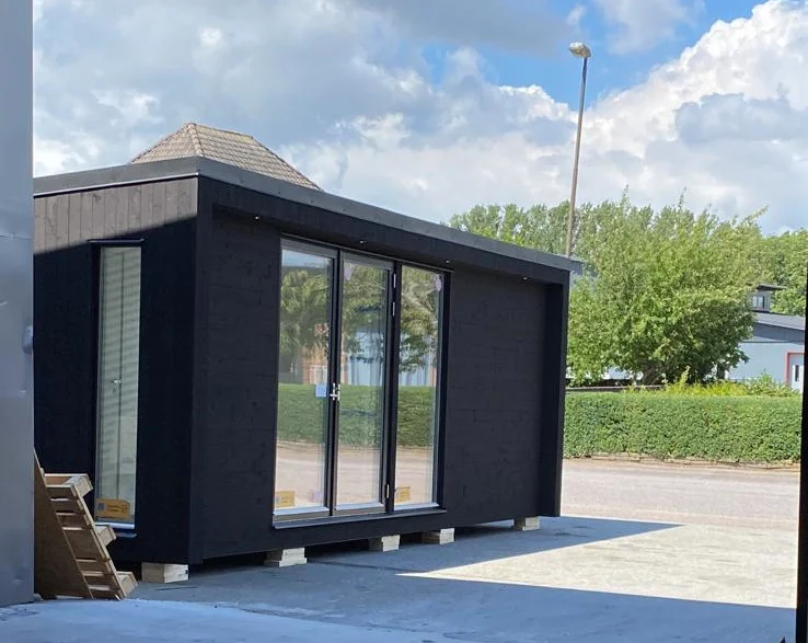 Attefallshus P30 med mörk träpanel