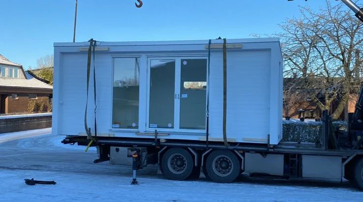 Modul med ljus fasad under transport