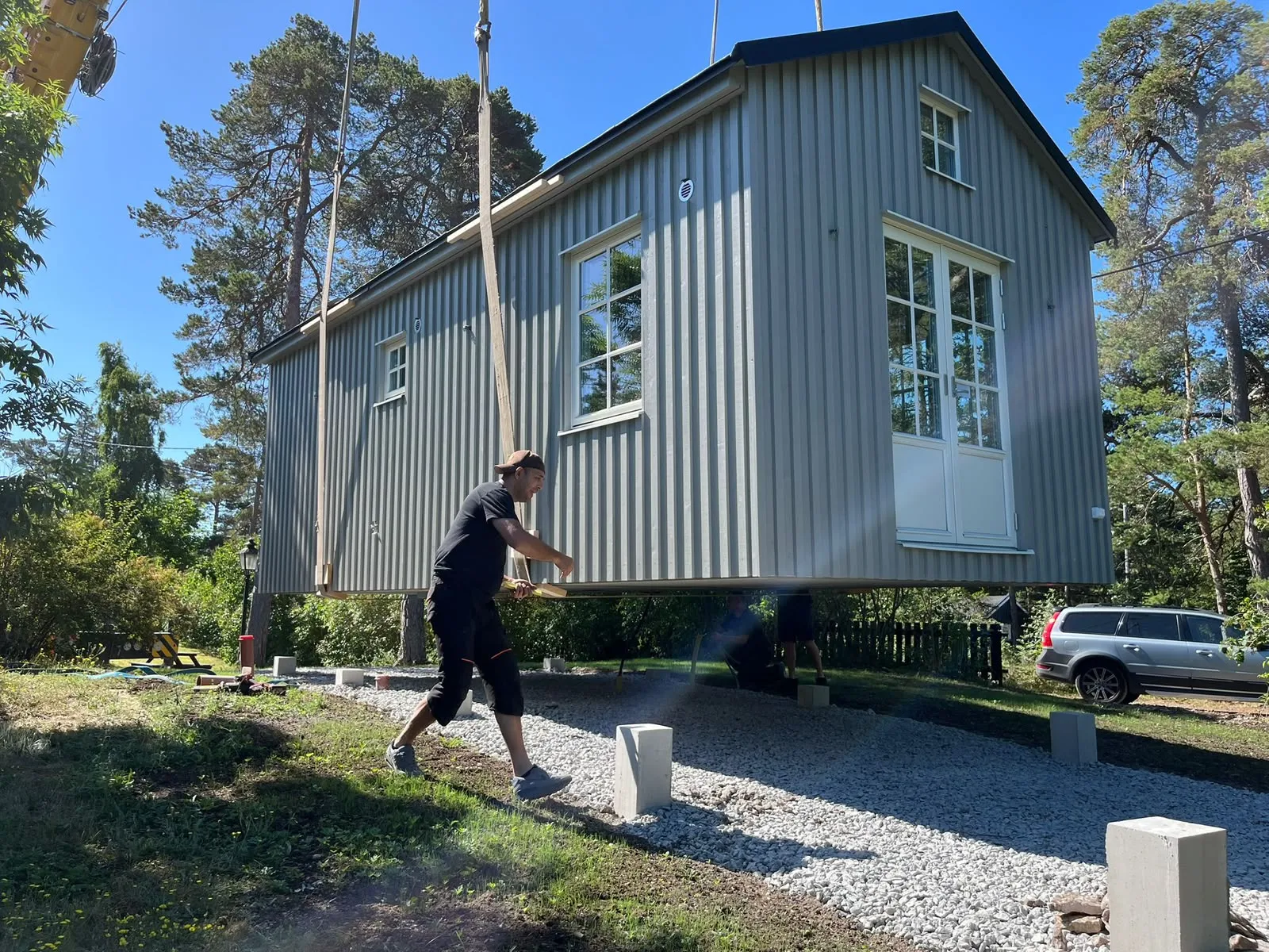 Leverans av attefallshus med kranbil