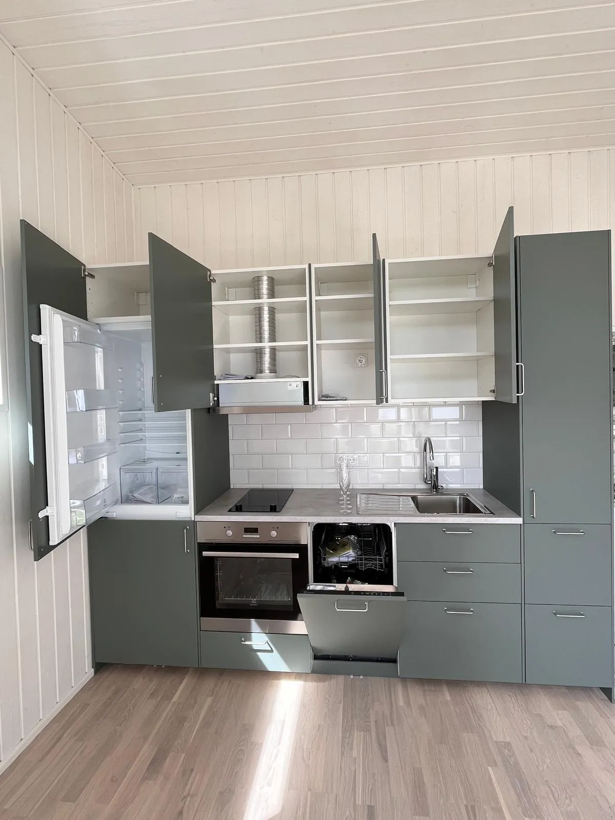 Kök med helhöjdsskåp och vit panel